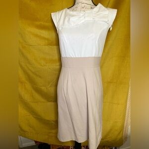 Olivia Matthews - Vintage White & Beige Stunning dress w/ Bow Accent - 4P - EUC